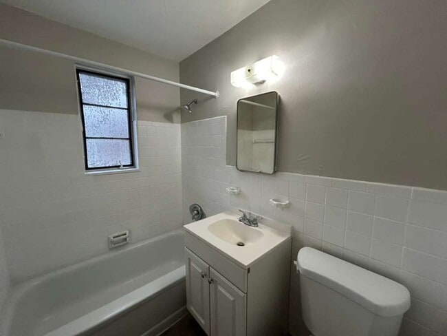 19181 Lakeshore Blvd in Euclid, OH - Building Photo - Building Photo