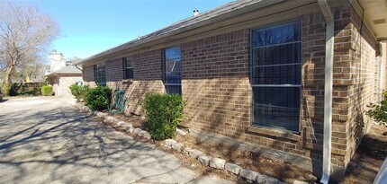 10822 Lynbrook Dr in Houston, TX - Building Photo - Building Photo