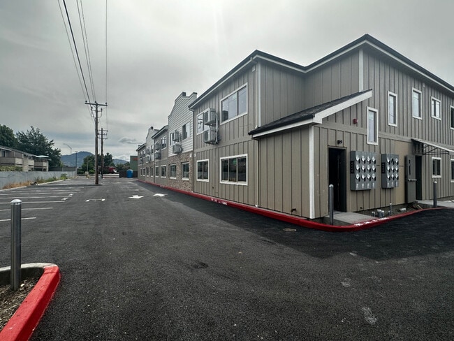 1935 W Table Rock Rd in Medford, OR - Building Photo - Building Photo