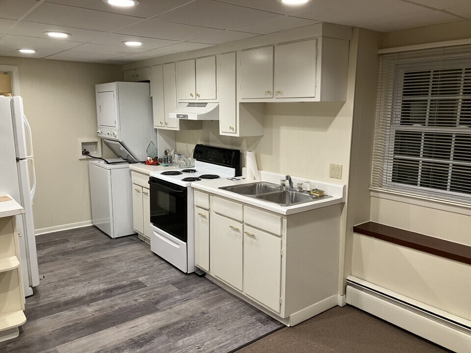 65 Sweet Meadow Dr, Unit APT 1 in Cranston, RI - Building Photo