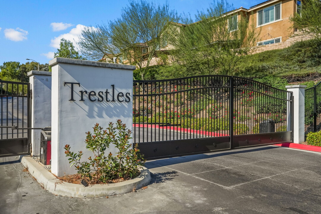 26923 Trestles Dr in Santa Clarita, CA - Foto de edificio