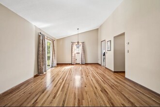 1293 New Britain Ave in West Hartford, CT - Building Photo - Building Photo