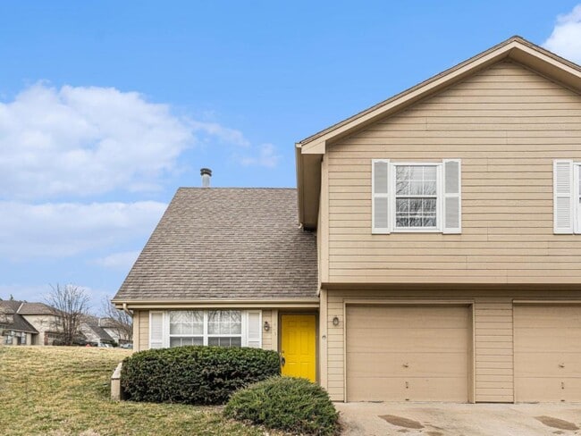 810 SW Pinebrook Village Ct in Blue Springs, MO - Building Photo - Building Photo