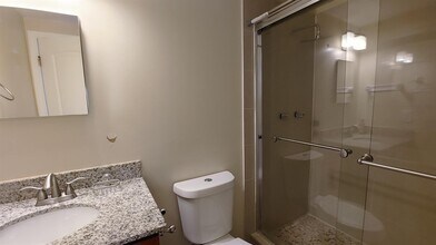 3700 NW 21st St, Unit 305 in Lauderdale Lakes, FL - Building Photo - Building Photo