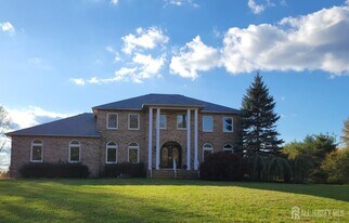 2 Groendyke Cir in Millstone Township, NJ - Building Photo