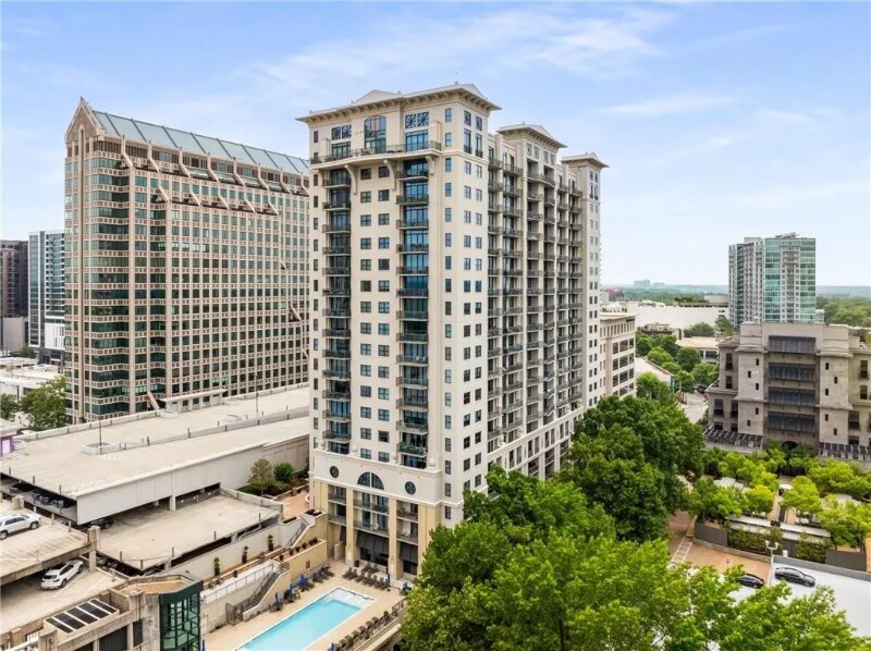 3040 Peachtree Rd NW in Atlanta, GA - Building Photo