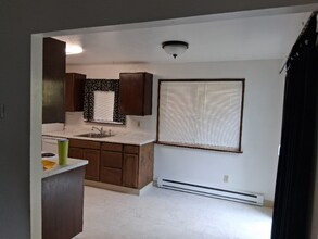 2204 SE Tacoma St in Portland, OR - Building Photo - Building Photo