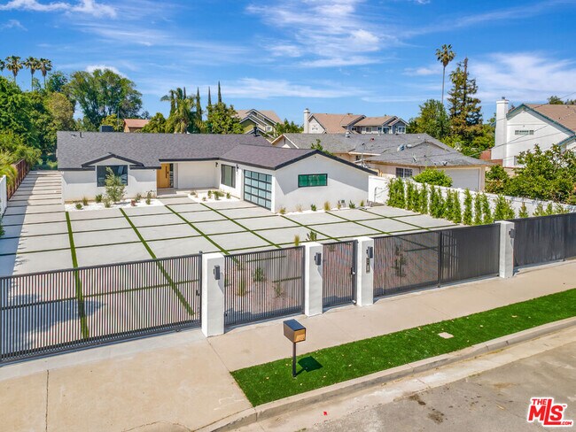 18053 Erwin St in Los Angeles, CA - Building Photo - Building Photo