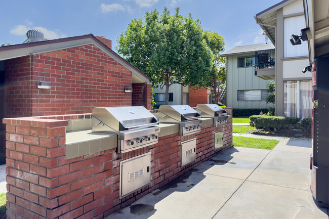 Tustin Village Apartments in Tustin, CA - Building Photo - Building Photo