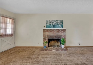 976 Granada Cir in Los Banos, CA - Foto de edificio - Building Photo