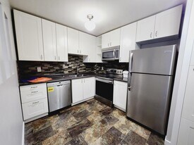 405 Willow Ct NW in Edmonton, AB - Building Photo