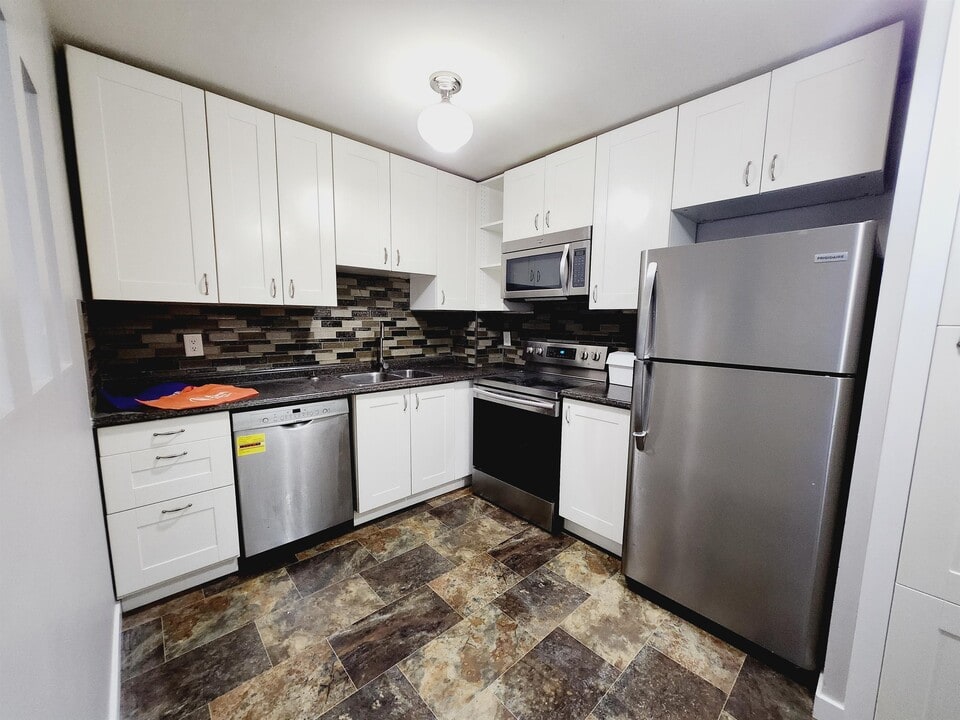 405 Willow Ct NW in Edmonton, AB - Building Photo