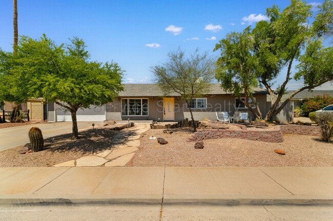 property at 8610 E Oak St