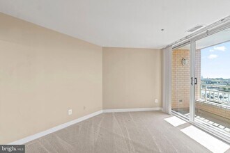 100 Harborview Dr in Baltimore, MD - Building Photo - Building Photo