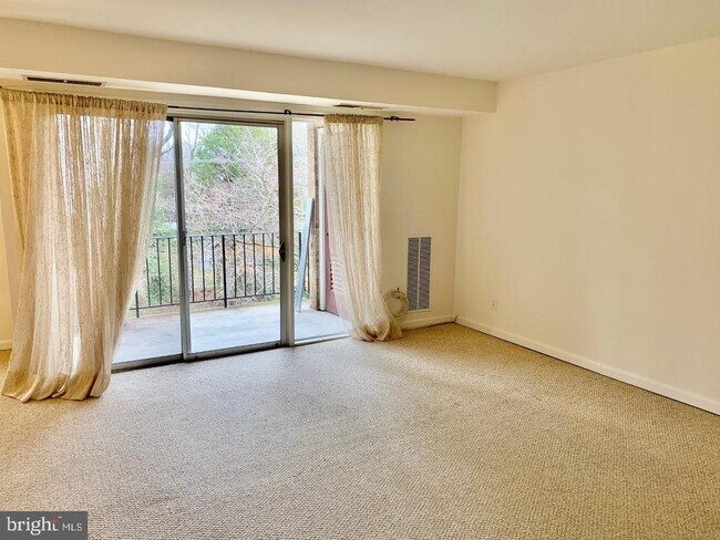 3945 Lyndhurst Dr in Fairfax, VA - Building Photo - Building Photo