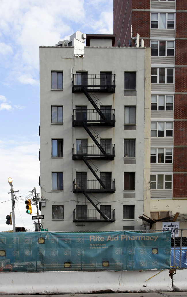 300 E 96th St in New York, NY - Building Photo - Building Photo