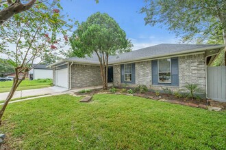 5141 Shady Oaks Ln in Friendswood, TX - Foto de edificio - Building Photo