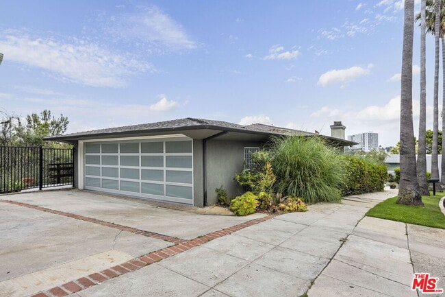 350 Chautauqua Blvd in Los Angeles, CA - Building Photo - Building Photo