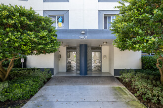 1401 Bay Rd in Miami Beach, FL - Foto de edificio - Building Photo