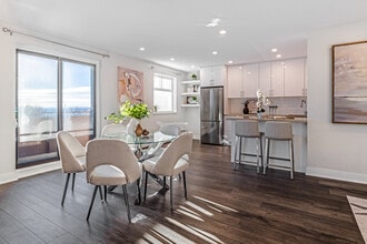 Marine Square East in Oakville, ON - Foto de edificio - Interior Photo