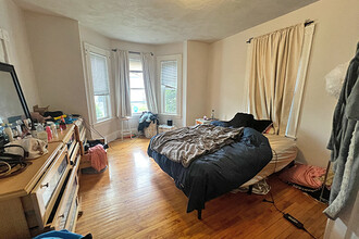 141 Brown St, Unit 1 in Waltham, MA - Foto de edificio - Building Photo