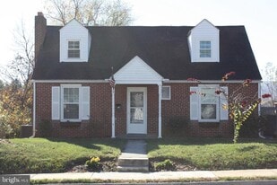 423 Happy Creek Rd in Front Royal, VA - Building Photo