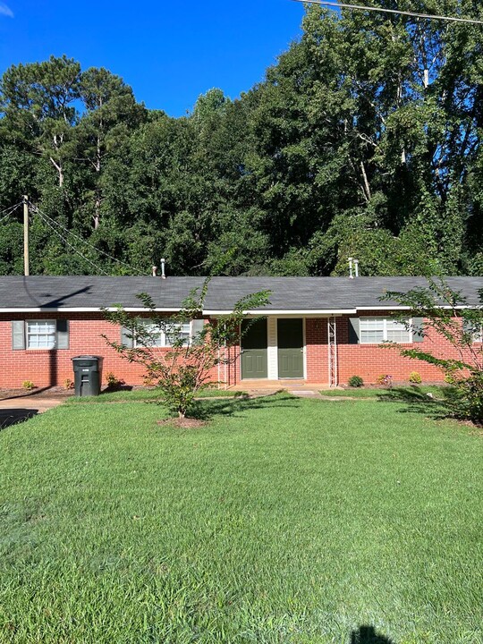 1102 N 1st St in Opelika, AL - Building Photo