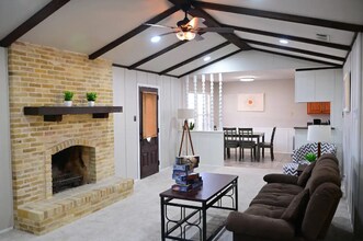 611 Balboa Dr in Universal City, TX - Building Photo - Building Photo