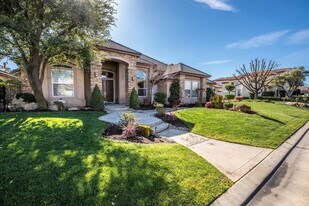 1553 E Golden Valley Way in Fresno, CA - Building Photo