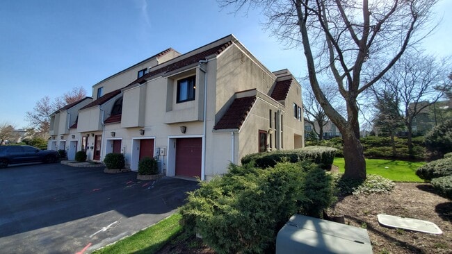 14 Cerone Ct, Unit 14 in West Orange, NJ - Building Photo - Building Photo