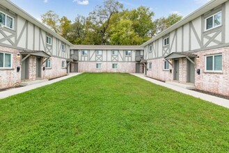 Woodson 24 Units in Overland, MO - Building Photo - Interior Photo