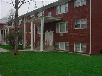 Colonial Court Apartments in Valparaiso, IN - Building Photo - Building Photo