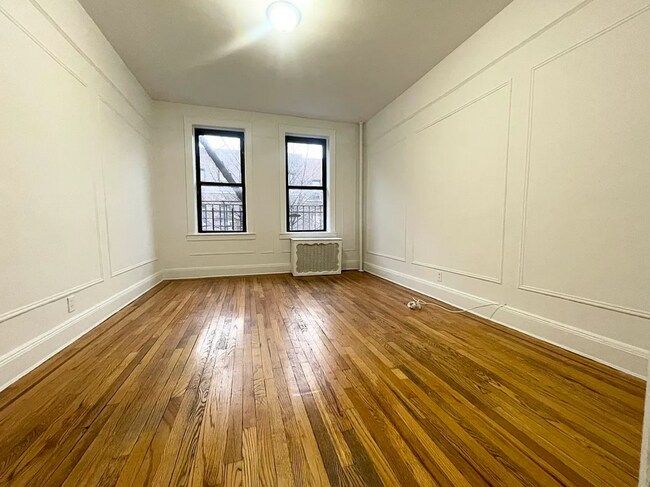6102 43rd Ave, Unit 1 in Woodside, NY - Building Photo - Building Photo