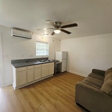 305 Miles Rd in Bacliff, TX - Building Photo - Building Photo