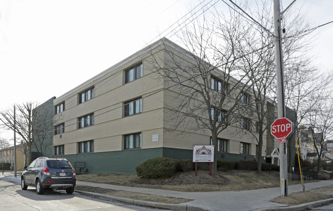 840 N 24th St in Milwaukee, WI - Foto de edificio