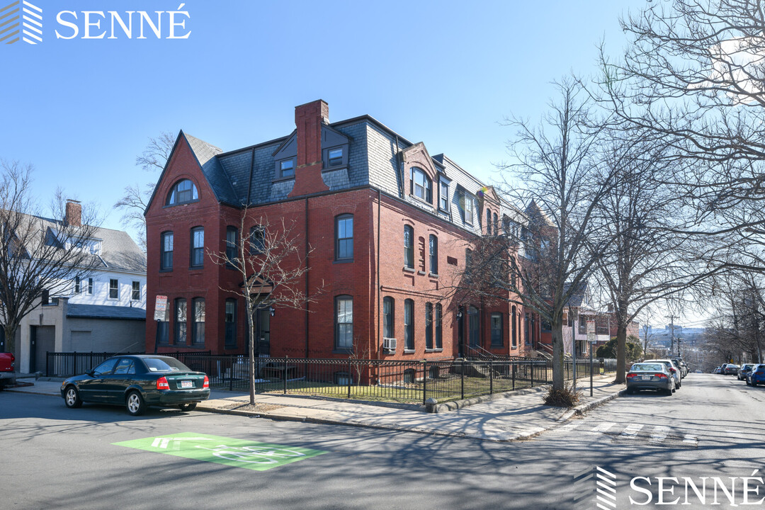 51 Laurel St, Unit 5 in Somerville, MA - Foto de edificio