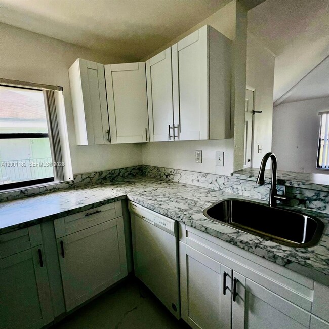 4030 NW 87th Ave in Sunrise, FL - Building Photo - Building Photo