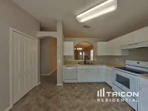 1404 Marsh Wood Dr in Seffner, FL - Building Photo - Building Photo