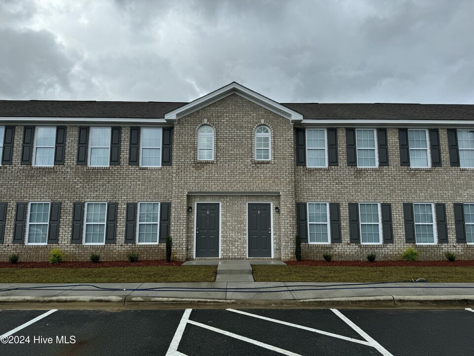 1151 Cross Creek Cir in Greenville, NC - Foto de edificio