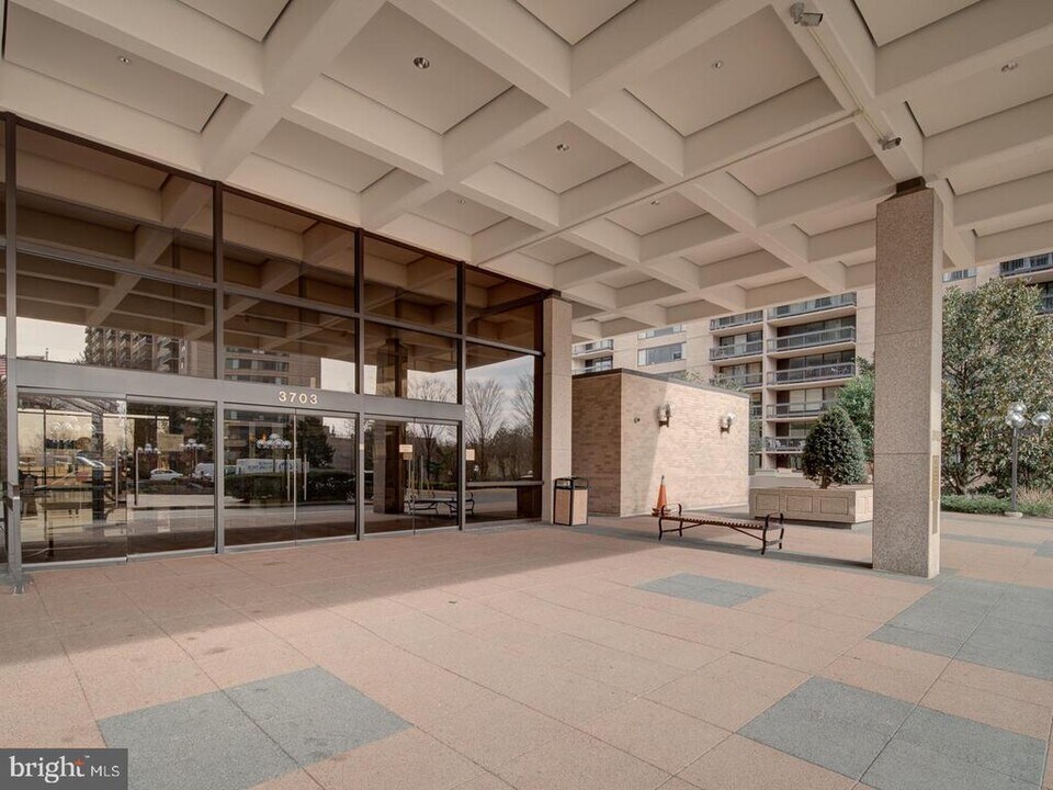 3705 S George Mason Dr in Falls Church, VA - Building Photo