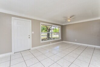 1507 Bert Dr in Ft. Myers, FL - Foto de edificio - Building Photo
