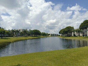 7320 Amberly Ln in Delray Beach, FL - Foto de edificio - Building Photo