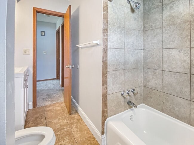 5969 Crestmoor Dr SE in Kentwood, MI - Building Photo - Building Photo