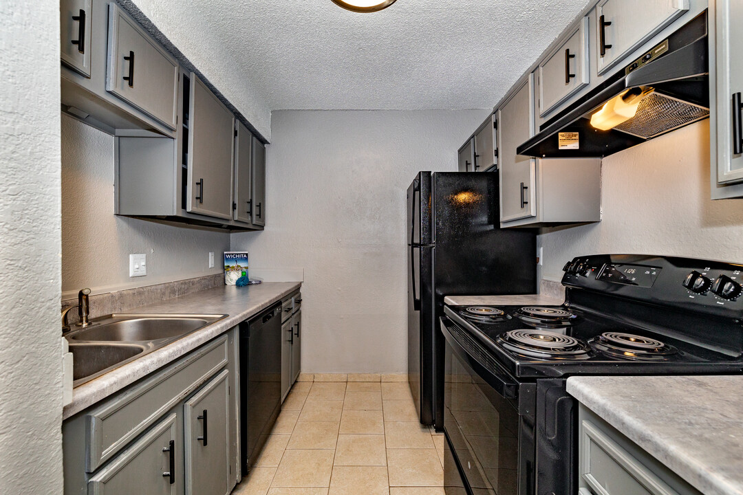 Cimarron Apartments in Wichita, KS - Building Photo