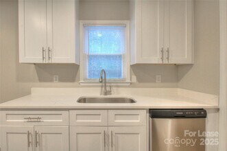 1024 Sharon Dr in Waxhaw, NC - Foto de edificio - Building Photo