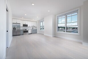 425 Border Street in Boston, MA - Building Photo