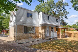 24034 Meadowlark St in Oak Park, MI - Building Photo