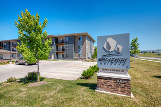 Broadway Heights in Des Moines, IA - Foto de edificio - Building Photo