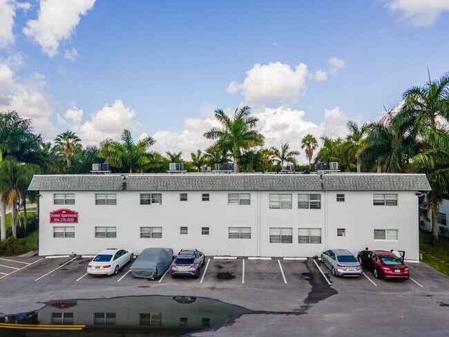Sunset Apartments in Sunrise, FL - Foto de edificio - Building Photo