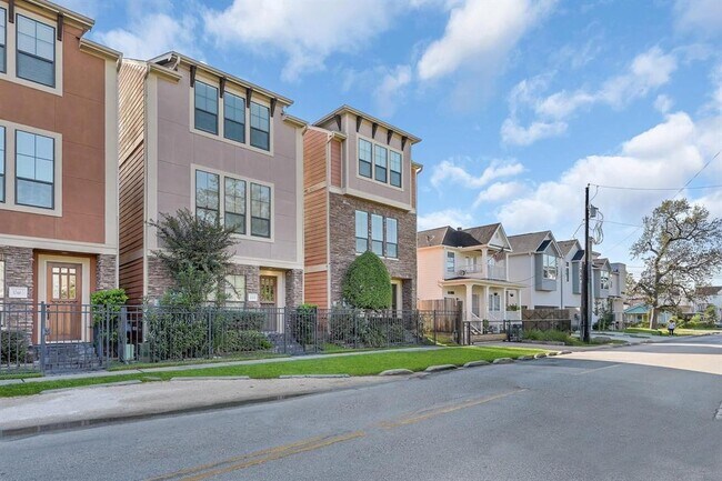1046 W 23rd St in Houston, TX - Building Photo - Building Photo
